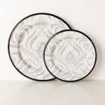 Disponible en varios colores Acero No apto para lavavajillas y microondas Ø20xH1.5 cm Plato llano fabricado en acero esmaltado con trama ilustrada de estilo botánico y ribete de color negro. Da un toque vintage y floral a tu mesa con esta pieza atemporal y diseña tu vajilla combinando los distintos modelos, tazas y platos. Disponible en diferentes colores.