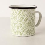 Disponible en varios colores Acero No apto para lavavajillas y microondas Ø9.5xH9.5 cm Taza fabricada en acero esmaltado con trama ilustrada de estilo botánico y ribete de color negro. Da un toque vintage y floral a tu mesa con esta pieza atemporal y diseña tu vajilla esmaltada combinando los distintos colores. Taza de desayuno perfecta para usar como taza de té o taza de café.