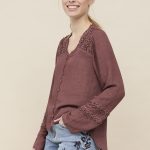CARAL BLUSA LISA CON BORDADOS PEDRERIA BURDEOS
