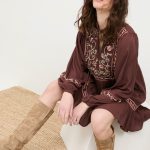 LYRATANA VESTIDO CORTO DE BAMBULA CON BORDADO DE ABALORIOS BURDEOS