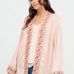 SNAPE KIMONO CORTO LISO CON BORDADO A CONTRASTE PINK