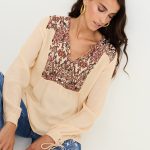 VITS BLUSA LISA CON CANESÚ ESTAMPADO Y BORDADO IVORY