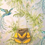 VERA BOLSO BOMBONERA DE TERCIOPELO Y BORDADO MOSTAZA