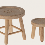 Conjunto de mesa y taburete . Maileg