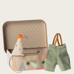 Ropa de payaso en maleta. Maileg