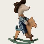 Ratón vaquero en caballito balancín, Hermano menor. Maileg